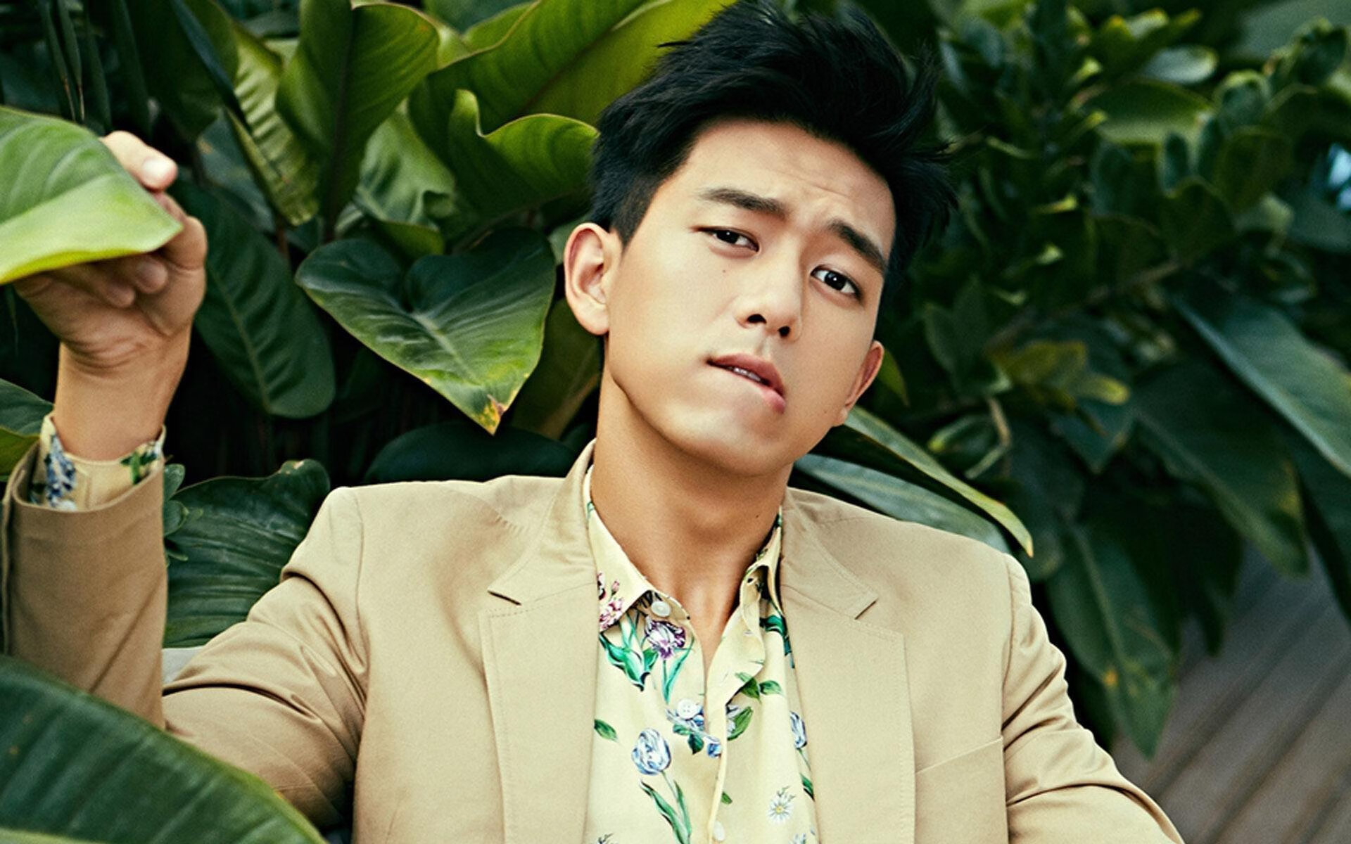 爱游戏娱乐-“快艇冲浪：速度与自由的完美碰撞在东三叉湖展开”